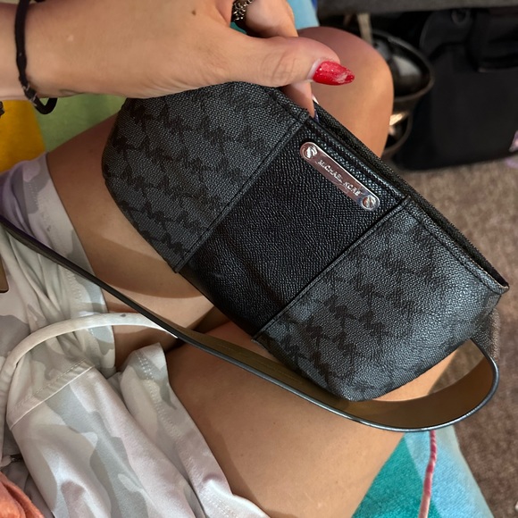 Micheal Kors waist purse - Picture 1 of 4